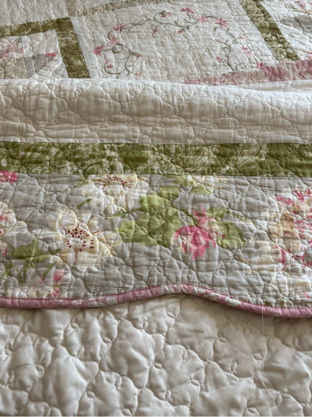 Martha Stewart Oversized Floral Quilt Twin/Extra-Long /Spring Pink & Sage - Picture 11 of 11
